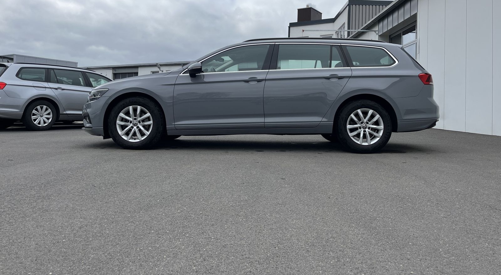 Volkswagen Passat Variant 2.0 TDI DSG Business 172€ m.20% A foto 2
