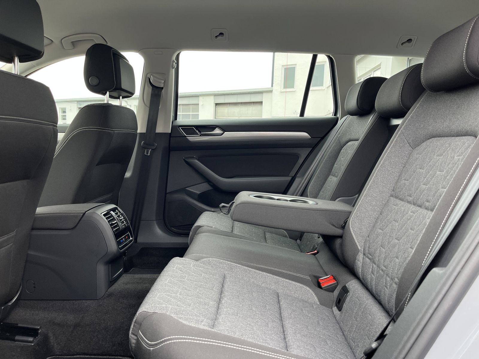 Volkswagen Passat Variant 2.0 TDI DSG Business 172€ m.20% A foto 15
