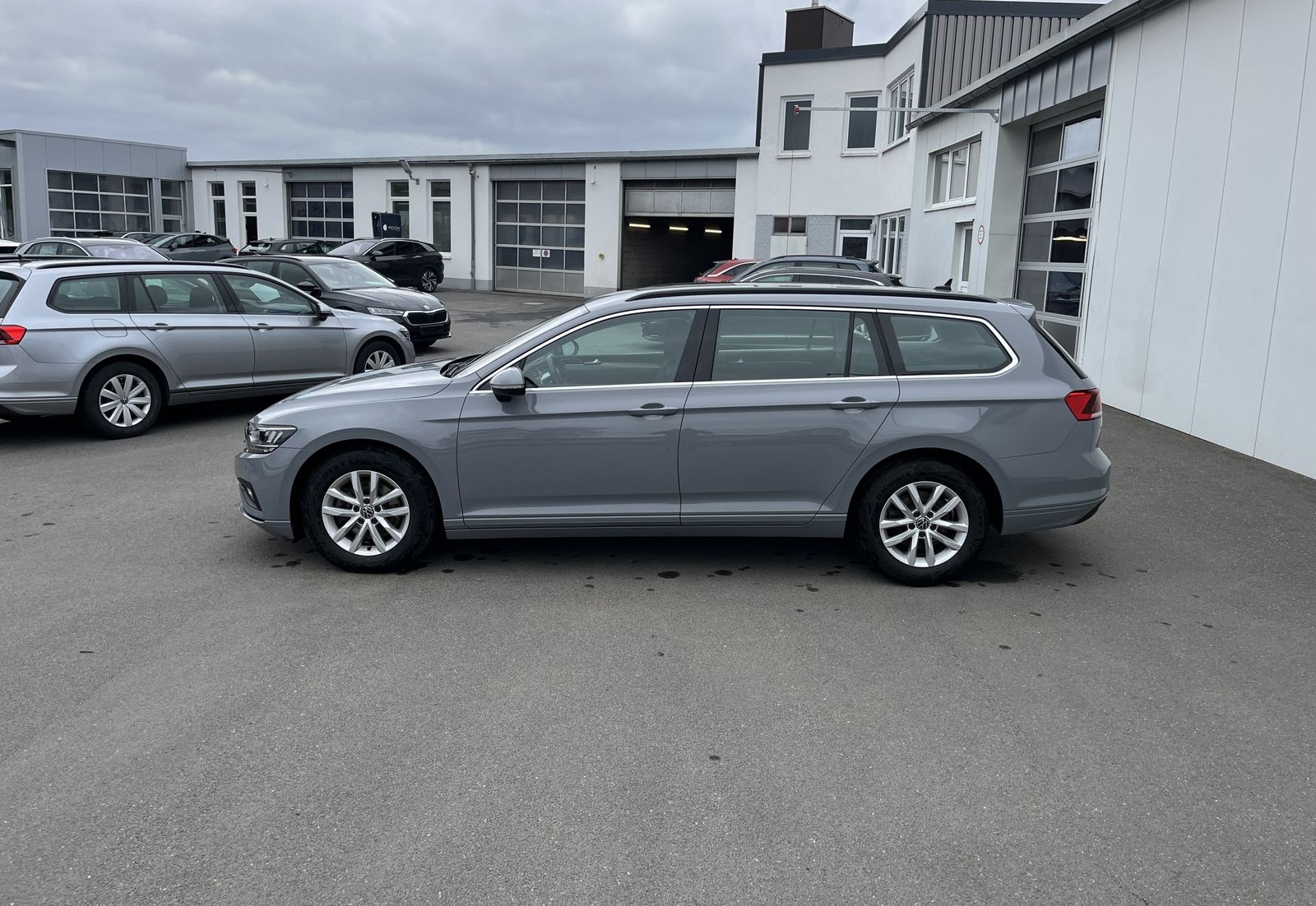 Volkswagen Passat Variant 2.0 TDI DSG Business 172€ m.20% A foto 3