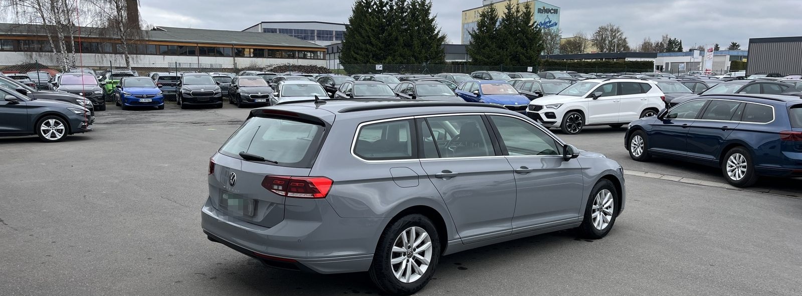 Volkswagen Passat Variant 2.0 TDI DSG Business 172€ m.20% A foto 7