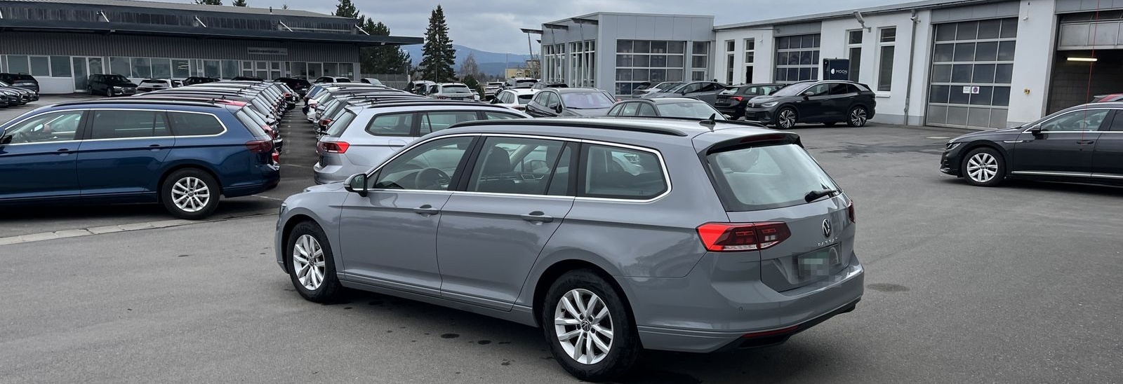Volkswagen Passat Variant 2.0 TDI DSG Business 172€ m.20% A foto 9