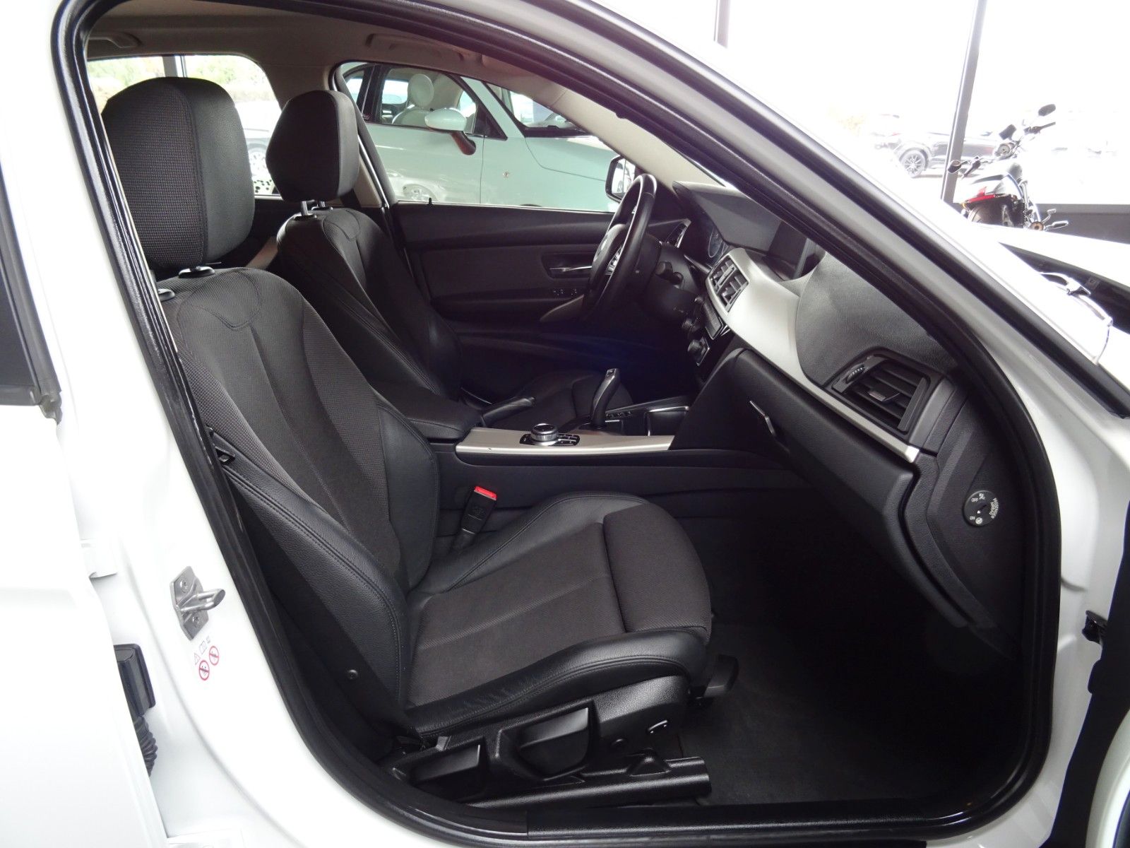 BMW 320d Advantage/ Automatik/ Navi/ LED/ PDC foto 12