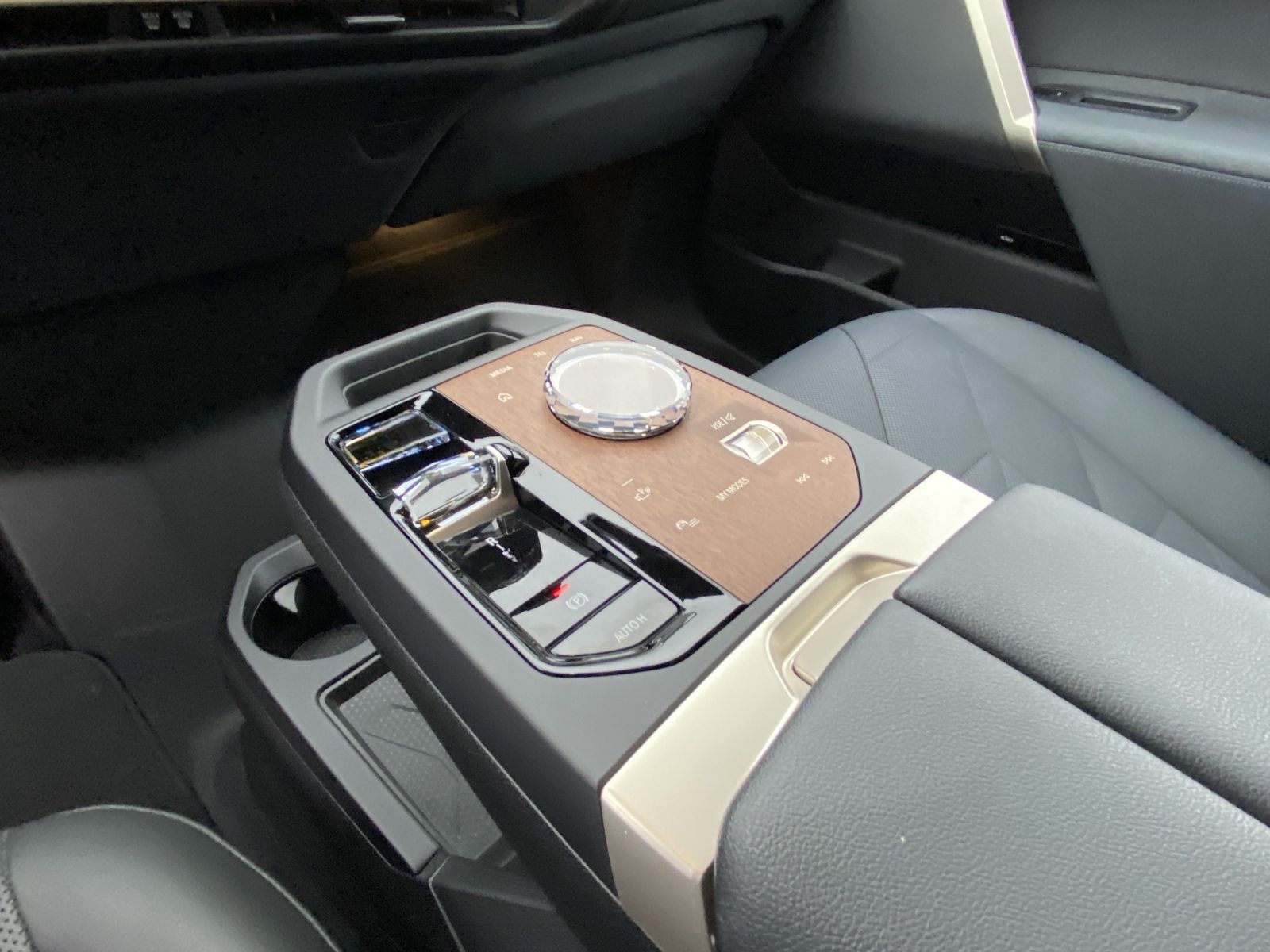 BMW iX xDrive40 Sportpaket DAB Harman RFK 21LM foto 11