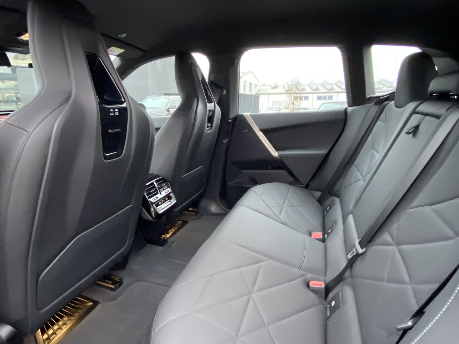 BMW iX xDrive40 Sportpaket DAB Harman RFK 21LM foto 8