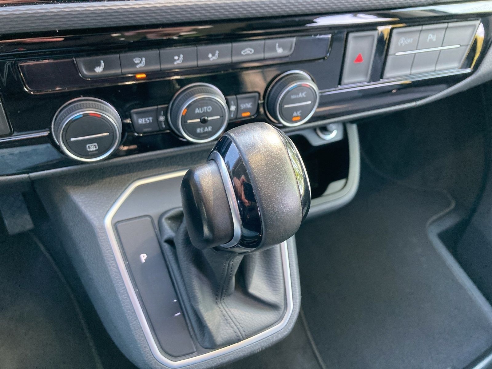 Volkswagen T6.1 Multivan 2.0 TDI DSG GENERATION SIX AHK KAM foto 11