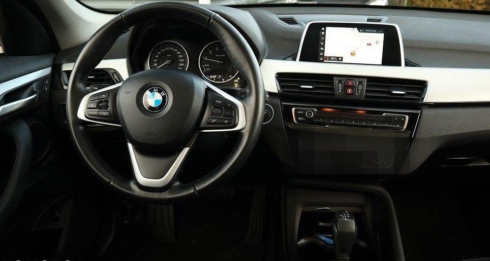 BMW X1 xDrive 20i Leder Navi Pano foto 9