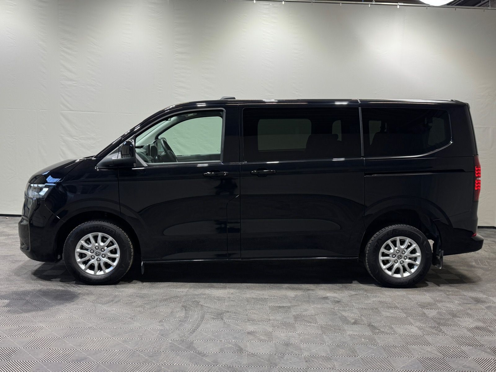 Volkswagen T7 Caravelle Life 2.0 TDI DSG 4M KR | LED NAVI foto 3