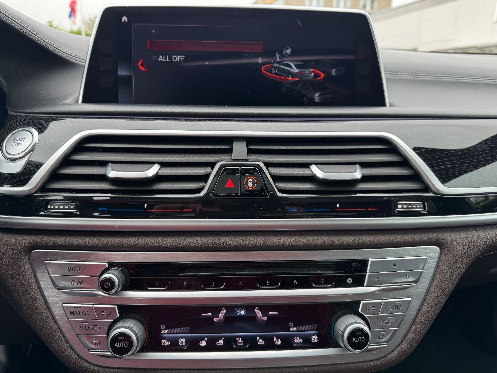 BMW 740e IPerfomance M-Sportpaket Laser B&W Driv Ass foto 16