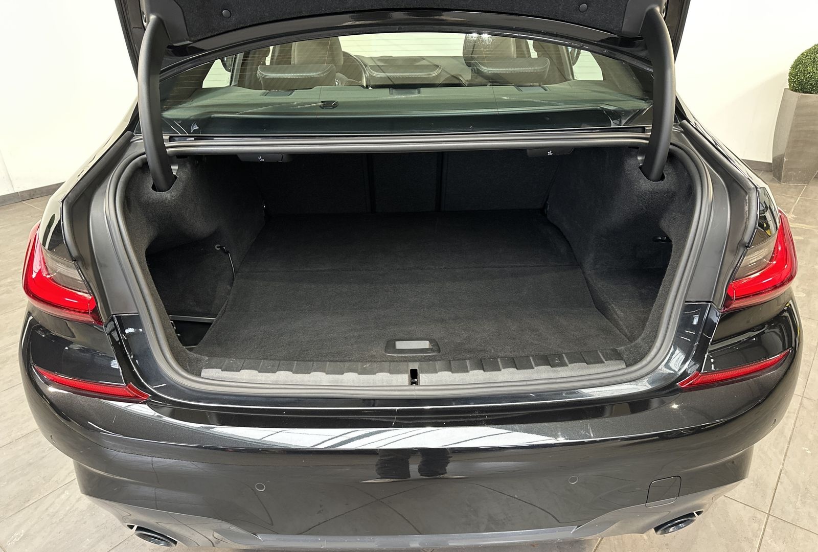 BMW 330e xDrive M-Sport NAV+LASER+360°+HEAD-UP+19ZO foto 6