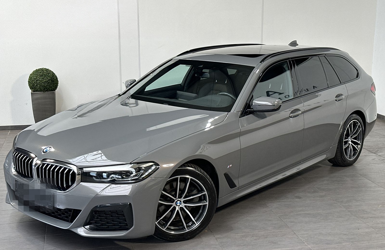 BMW 520d Touring xDrive M-Sport NAV+LED+PANO+KAMERA foto 2