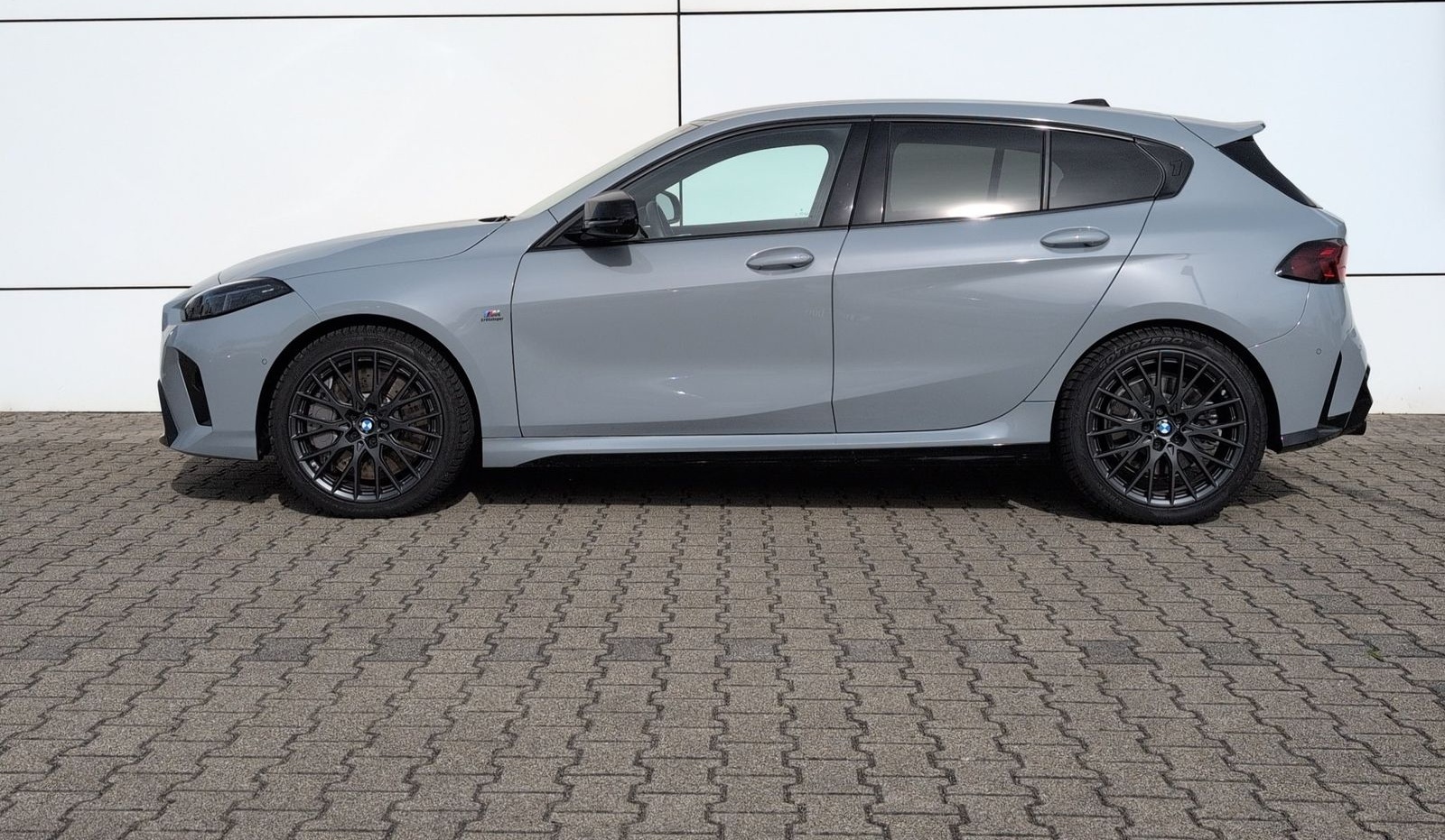 BMW M135 xDrive Limousine LED+LenkHZ+HUD+H&K+Komfort foto 3