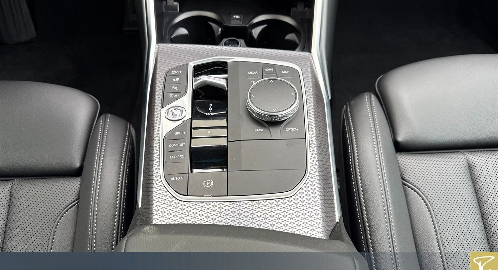 BMW 320i xDrive Lim M Sport,AHK,DAPro.HuD foto 11