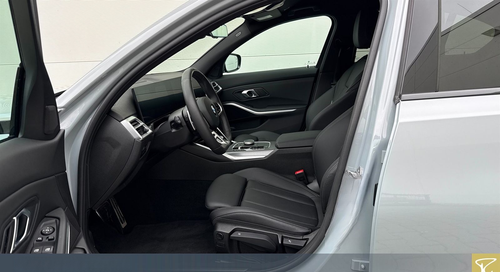 BMW 320i xDrive Lim M Sport,AHK,DAPro.HuD foto 4
