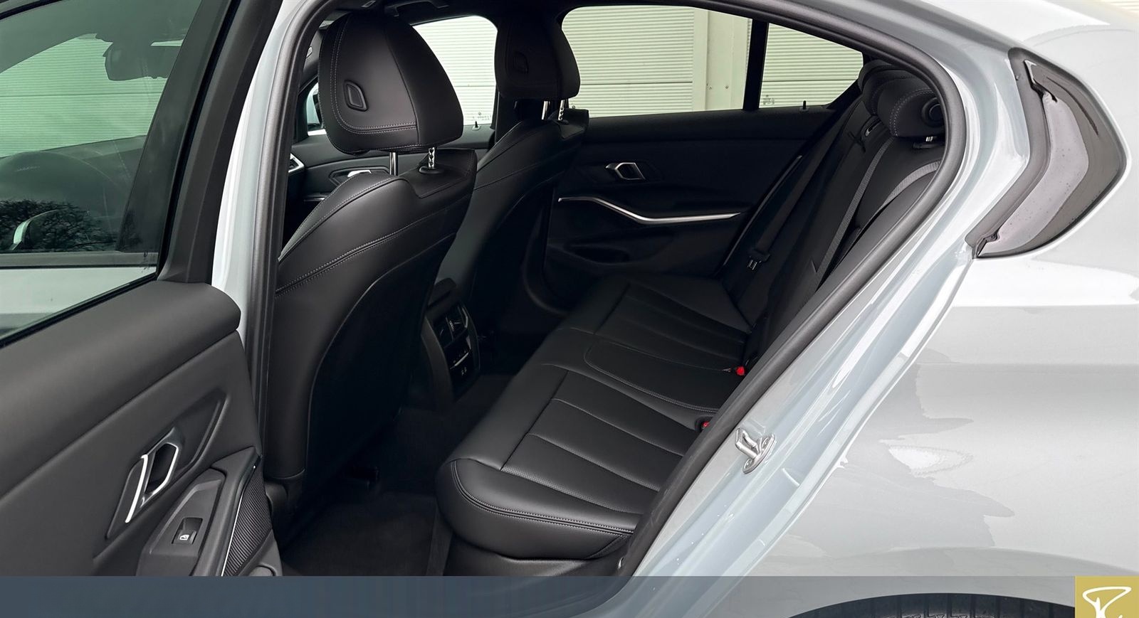 BMW 320i xDrive Lim M Sport,AHK,DAPro.HuD foto 8
