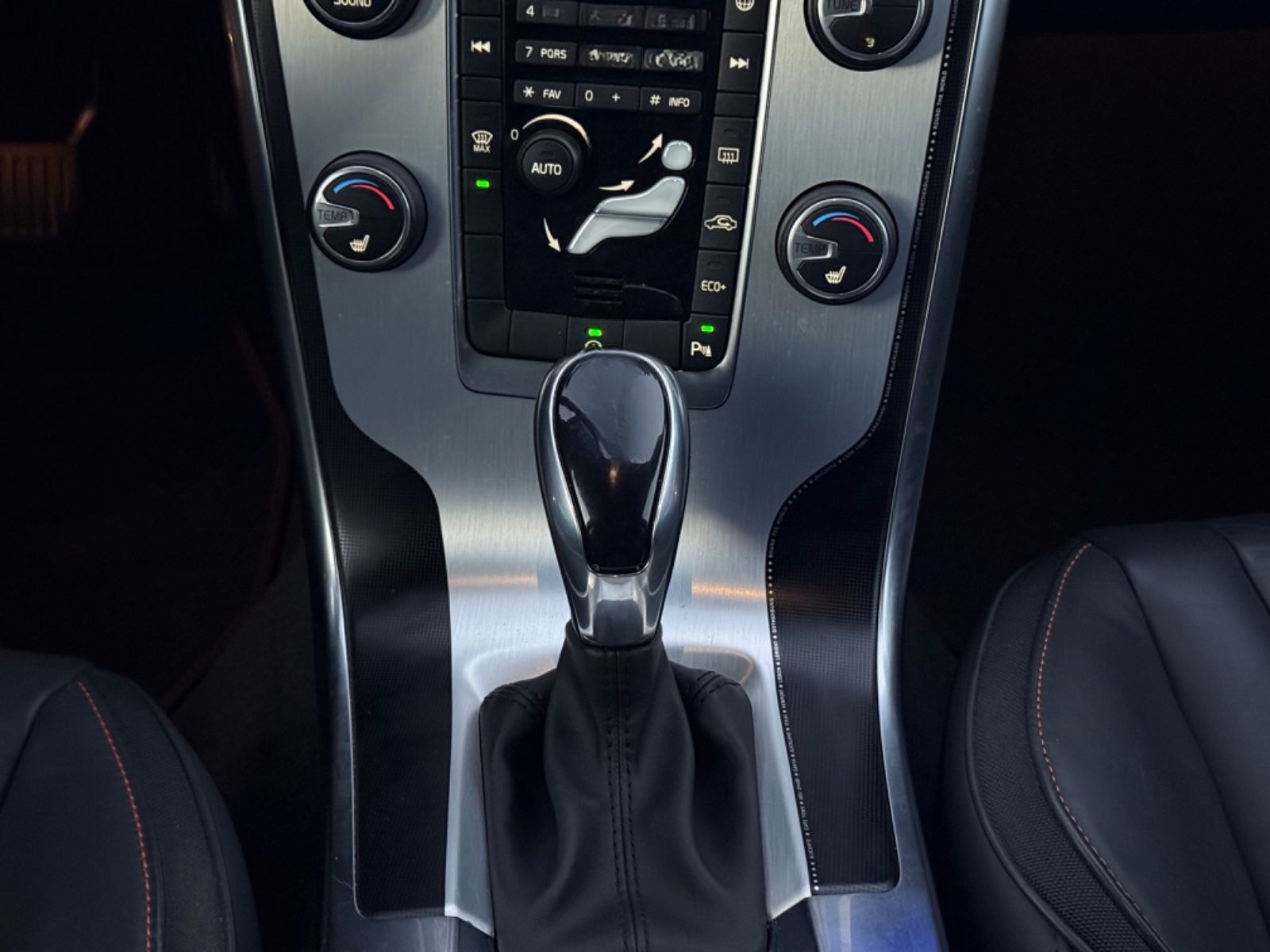 Volvo XC 60 Ocean Race 2WD (AHK-NAVI-Tempomat-1Hand) foto 21