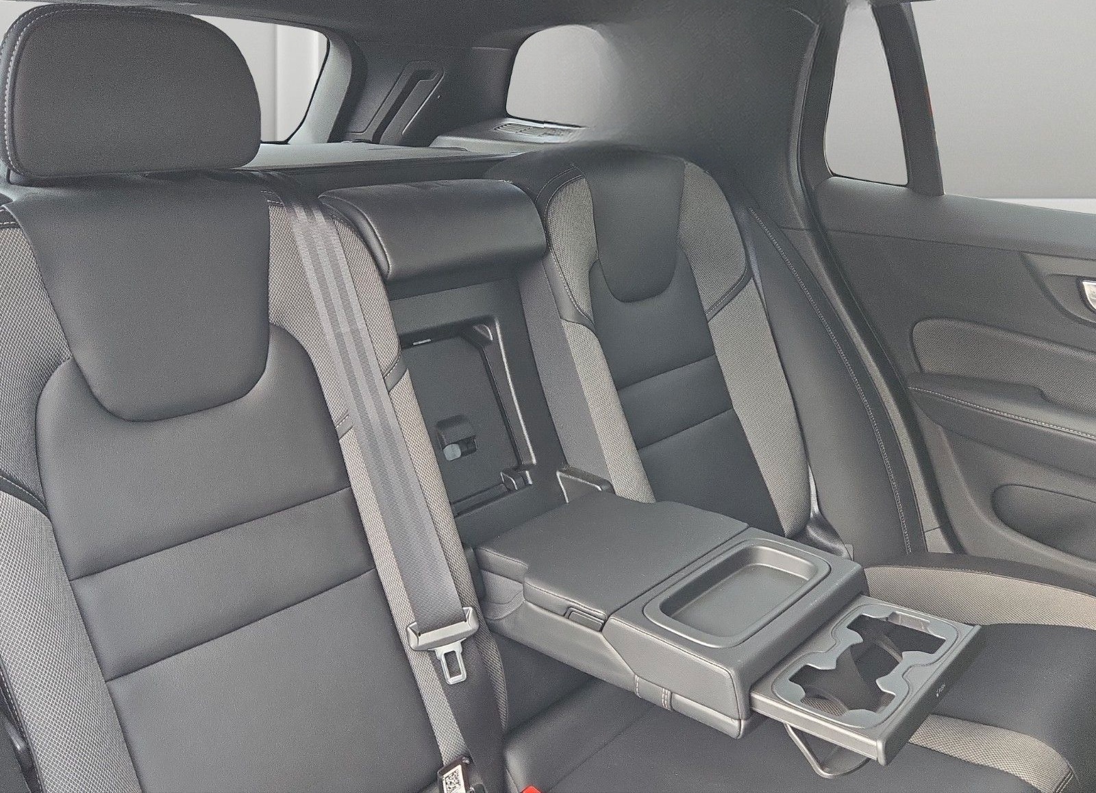 Volvo V60 Kombi R Design Leder Navi RFK SHZ V&H ACC foto 12