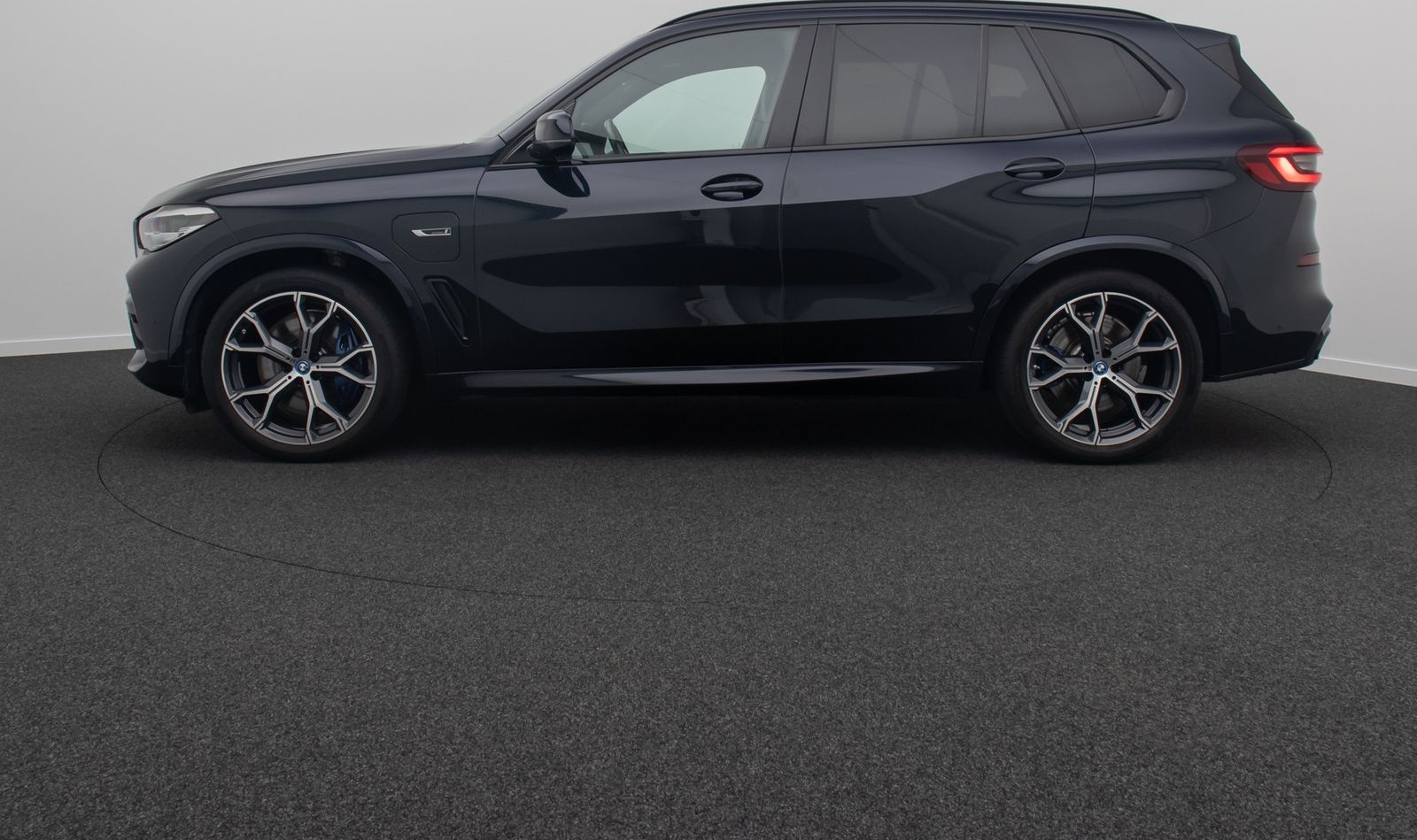 BMW X5 xD45e M Sport HUD Kamera AHK Alarm DAB 21Zoll foto 11