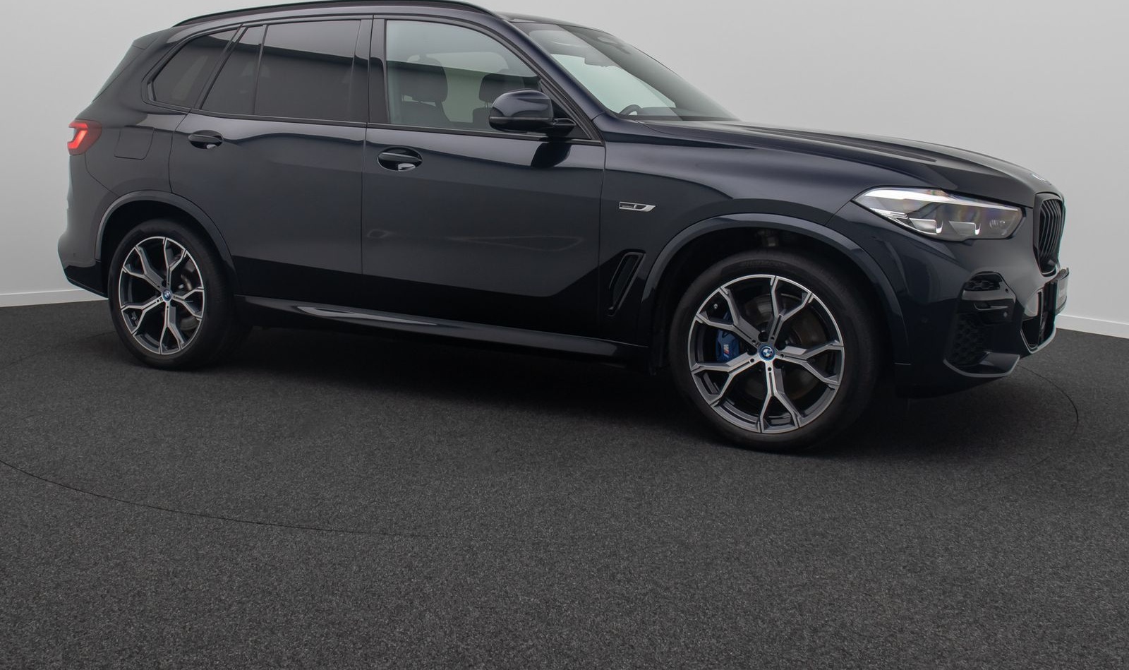 BMW X5 xD45e M Sport HUD Kamera AHK Alarm DAB 21Zoll foto 4