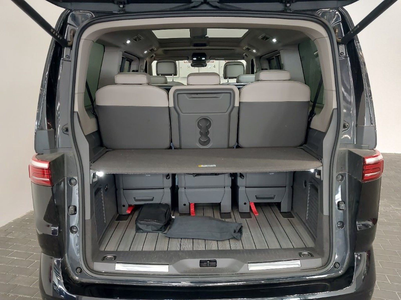 Volkswagen T7 Multivan Style lang AHK/PANO/LEDER/AD.FAHRWRK foto 14