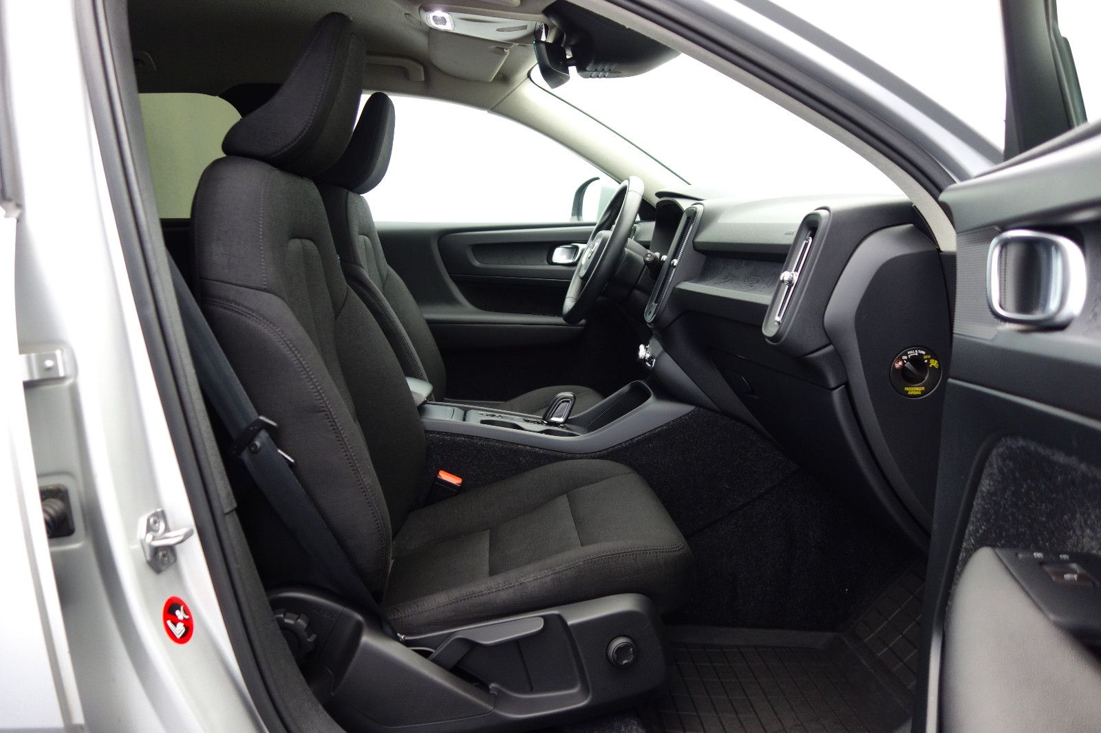 Volvo XC40 D4 Geartronic AWD RFKMRA+KEYLESS+TEMPOMAT foto 14