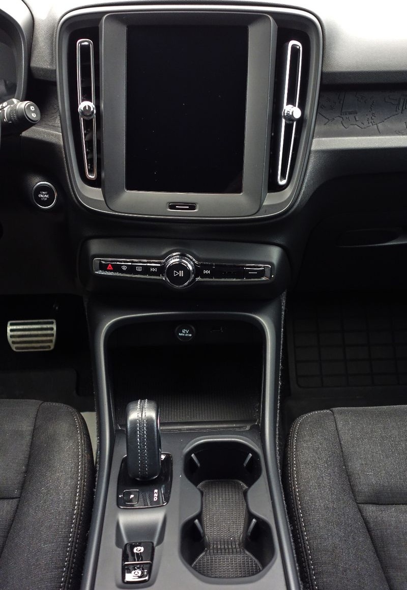 Volvo XC40 D4 Geartronic AWD RFKMRA+KEYLESS+TEMPOMAT foto 17
