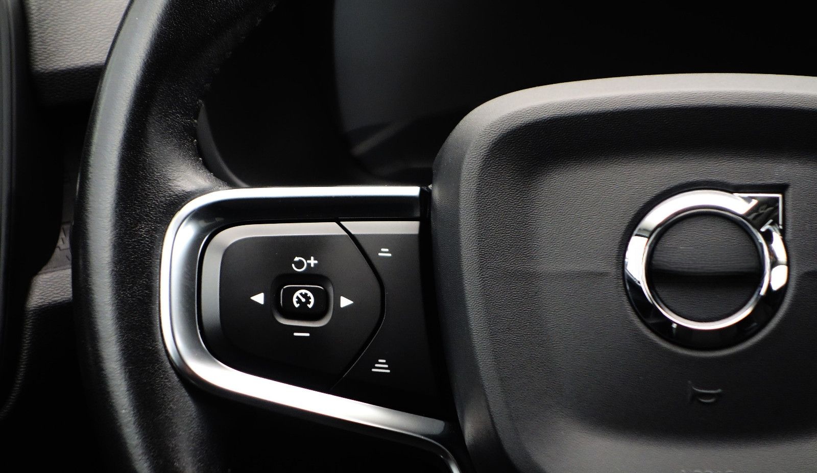 Volvo XC40 D4 Geartronic AWD RFKMRA+KEYLESS+TEMPOMAT foto 21