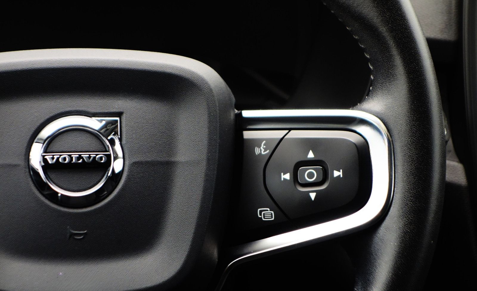 Volvo XC40 D4 Geartronic AWD RFKMRA+KEYLESS+TEMPOMAT foto 22