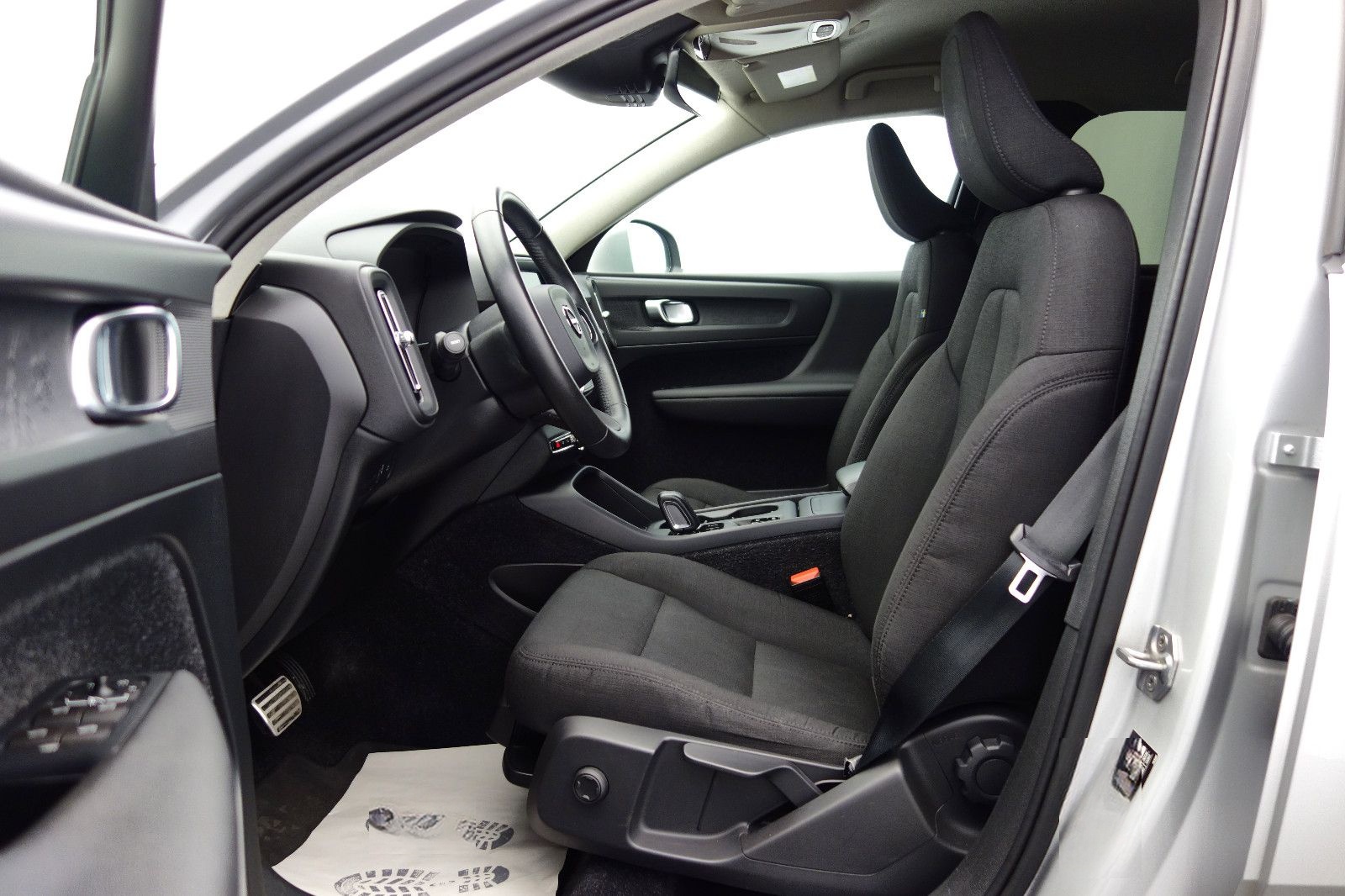 Volvo XC40 D4 Geartronic AWD RFKMRA+KEYLESS+TEMPOMAT foto 9