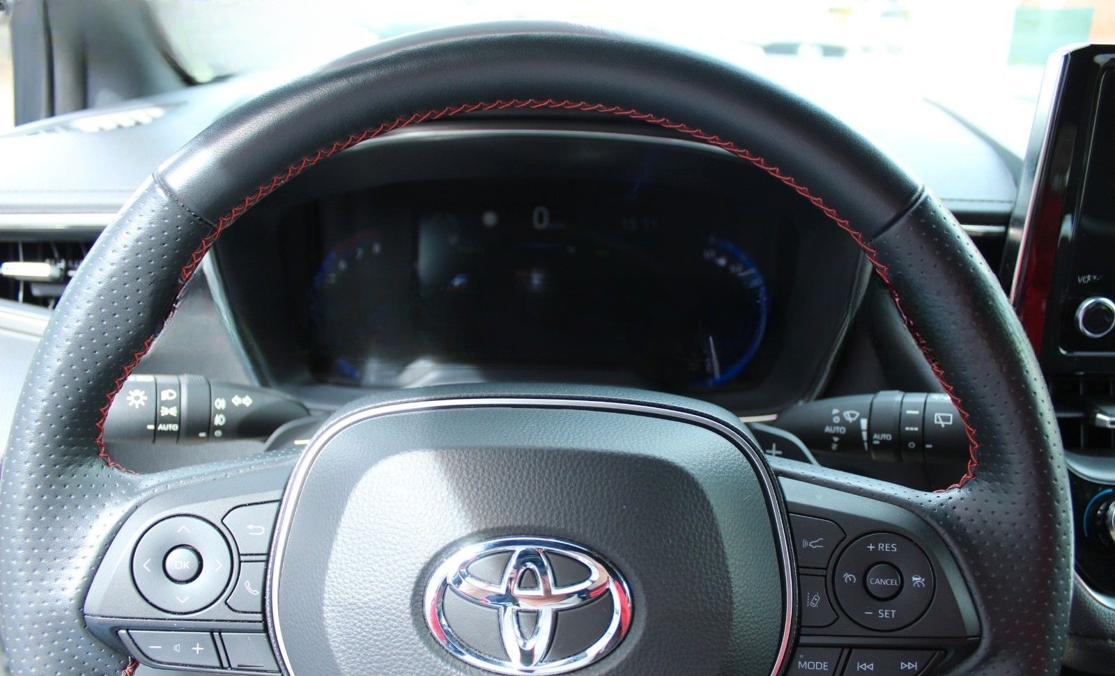 Toyota Corolla Hybrid GR Sport NAVI LED WINTERRÄDER foto 11