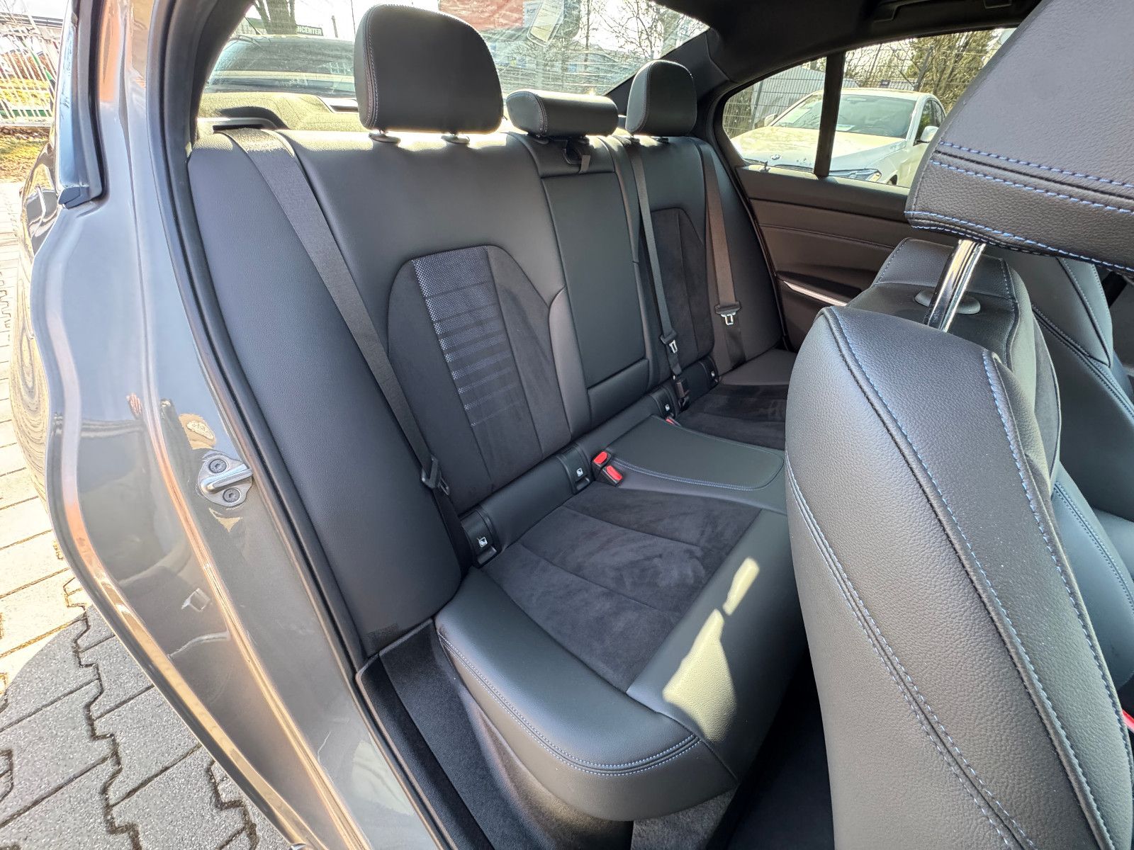 BMW 330 i M Sport*Kamera*Lenkradheizung*HIFI*AHK foto 16