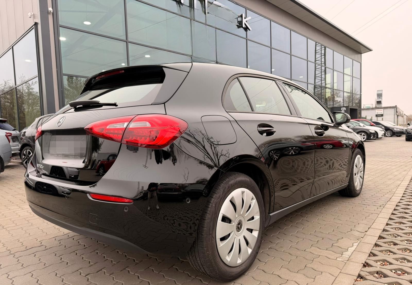Mercedes-Benz A 250e 1.3L Hybrid SHZ NAV CARPLAY foto 4