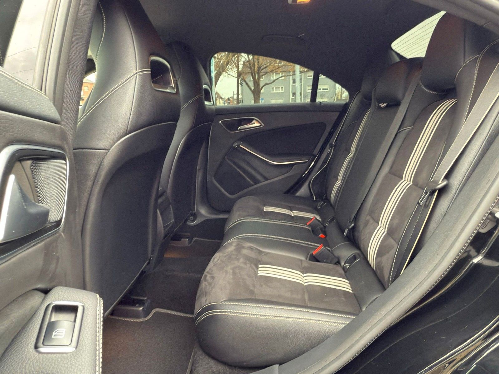 Mercedes-Benz CLA 180 AMG LINE foto 11