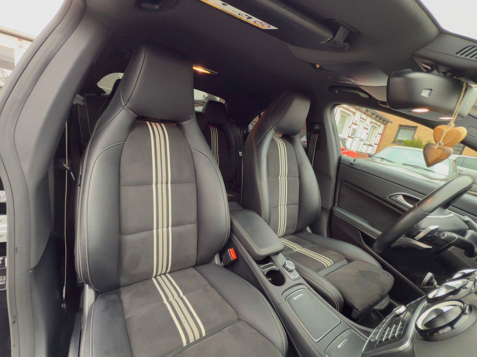 Mercedes-Benz CLA 180 AMG LINE foto 9