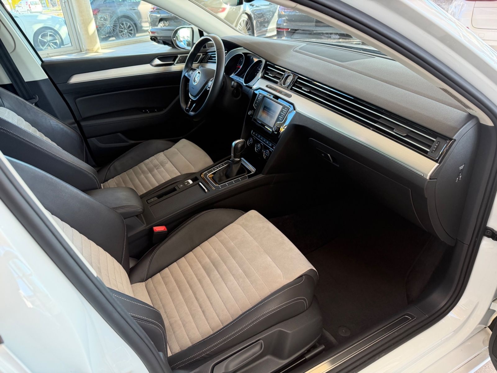 Volkswagen Passat Lim. 2.0TDI DSG R-LINE LED ACC foto 16