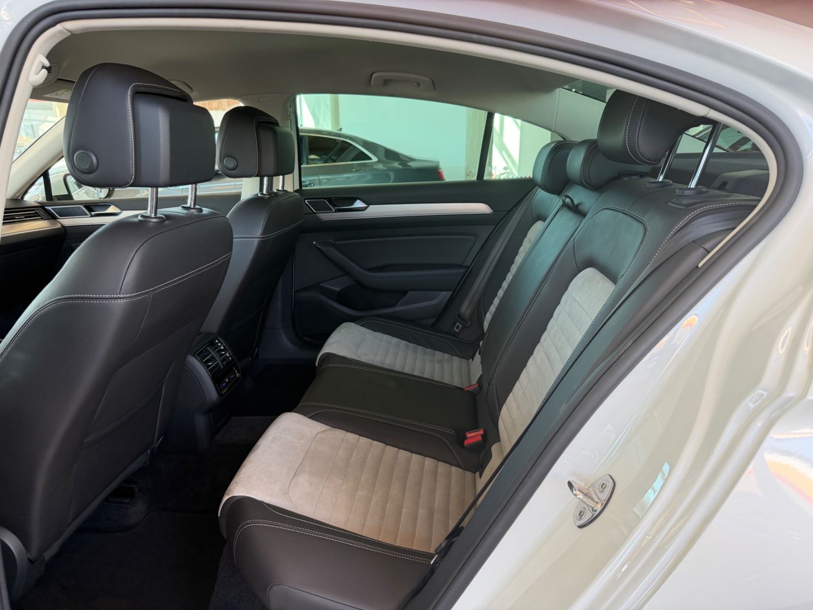 Volkswagen Passat Lim. 2.0TDI DSG R-LINE LED ACC foto 20