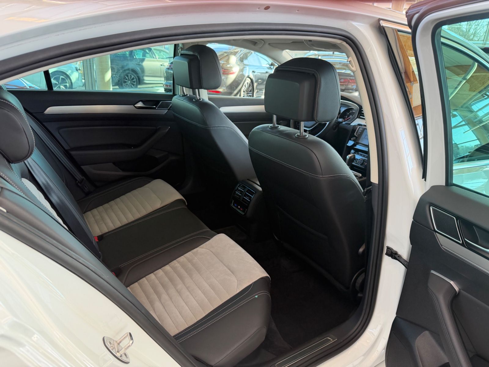 Volkswagen Passat Lim. 2.0TDI DSG R-LINE LED ACC foto 23