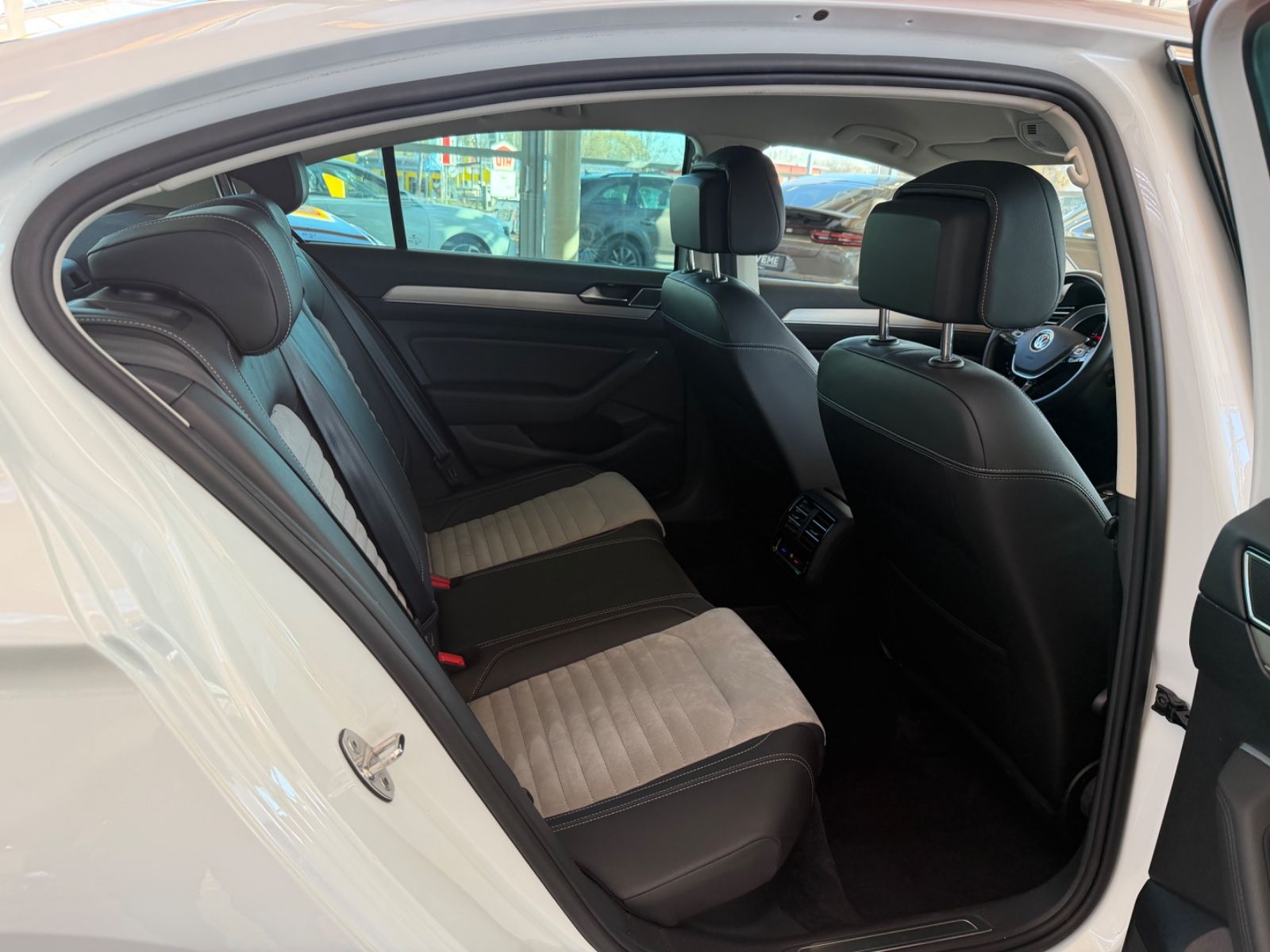 Volkswagen Passat Lim. 2.0TDI DSG R-LINE LED ACC foto 24