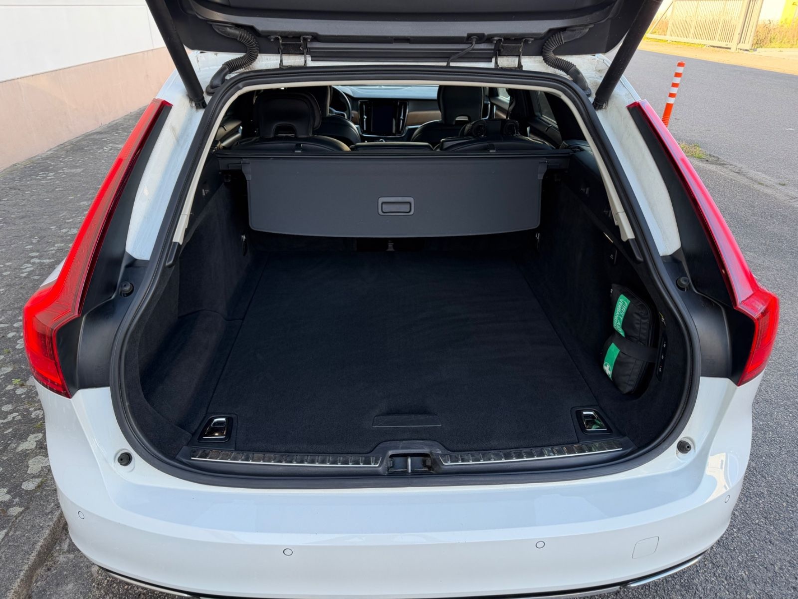 Volvo V90 D4 Inscription HUD+PANO+AHK+harman/kard.+DAB foto 9