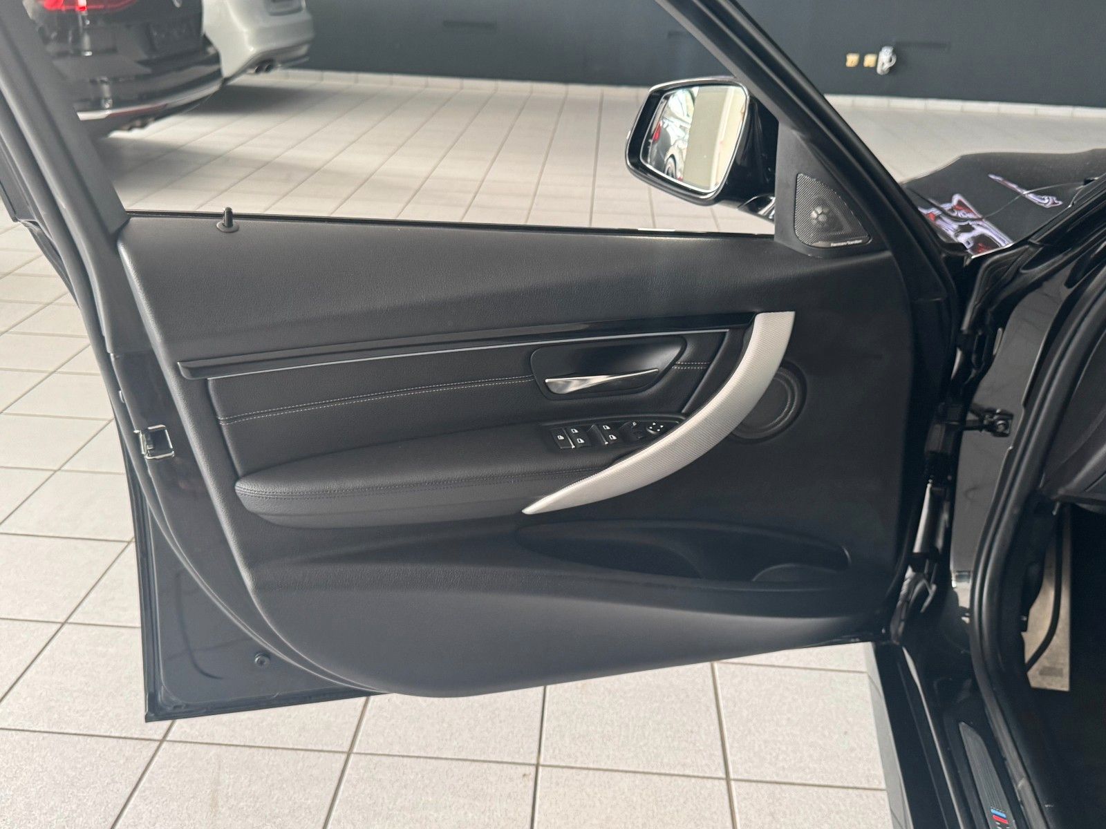 BMW 330e M Sport foto 10