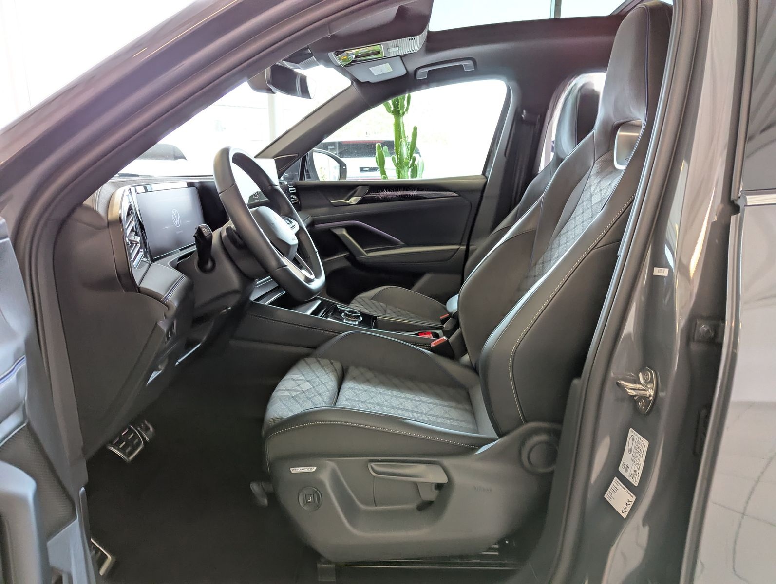 Volkswagen Tiguan 2.0TDI R-Line 4M Pano H/K AHK Matrix 20"  foto 12