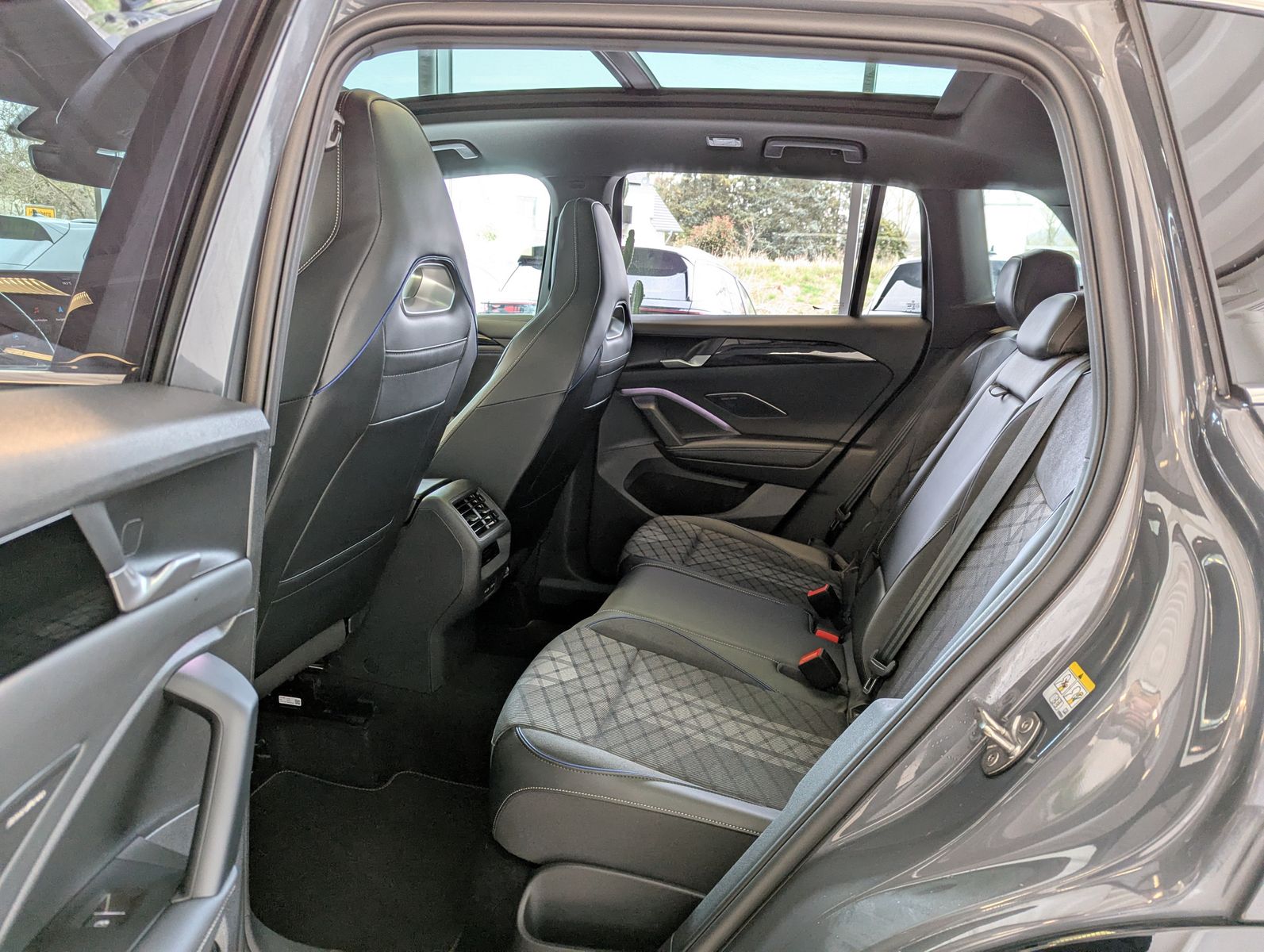Volkswagen Tiguan 2.0TDI R-Line 4M Pano H/K AHK Matrix 20"  foto 13