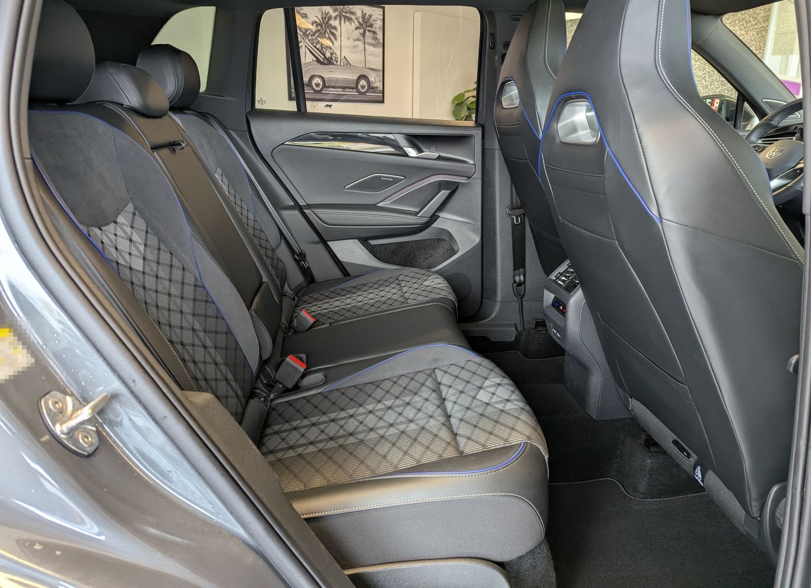Volkswagen Tiguan 2.0TDI R-Line 4M Pano H/K AHK Matrix 20"  foto 16