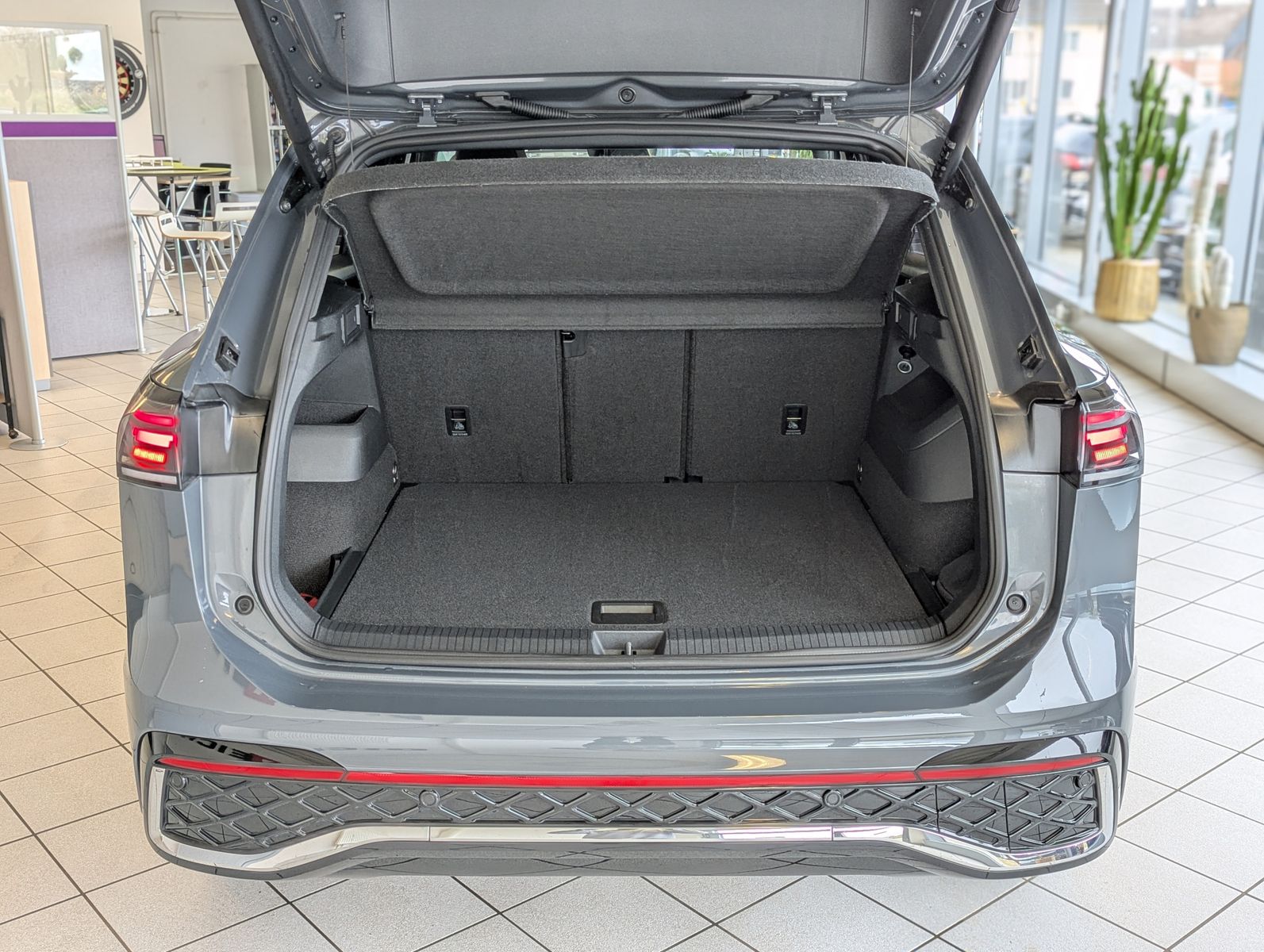 Volkswagen Tiguan 2.0TDI R-Line 4M Pano H/K AHK Matrix 20"  foto 17