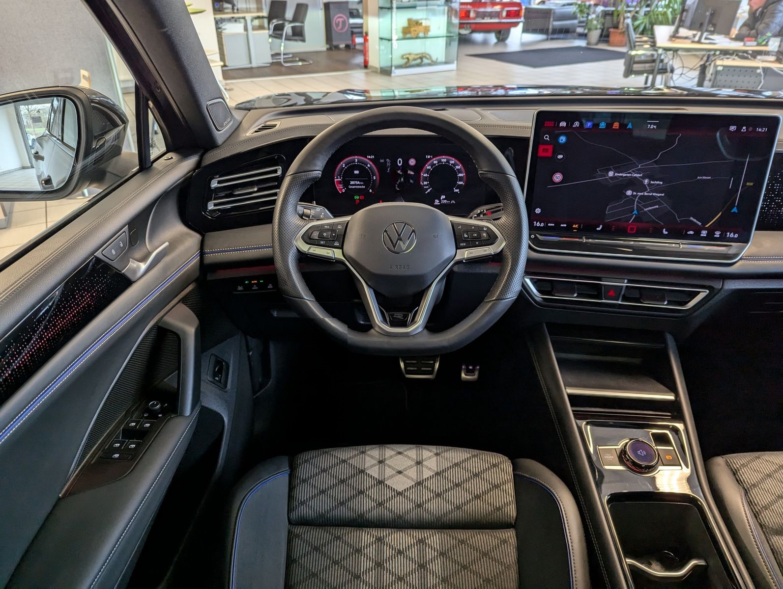 Volkswagen Tiguan 2.0TDI R-Line 4M Pano H/K AHK Matrix 20"  foto 20