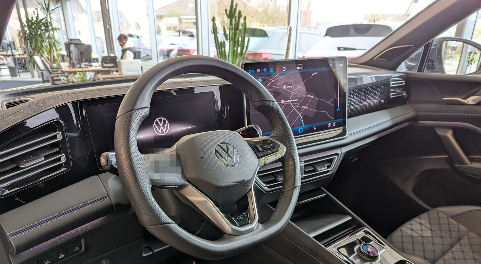 Volkswagen Tiguan 2.0TDI R-Line 4M Pano H/K AHK Matrix 20"  foto 22