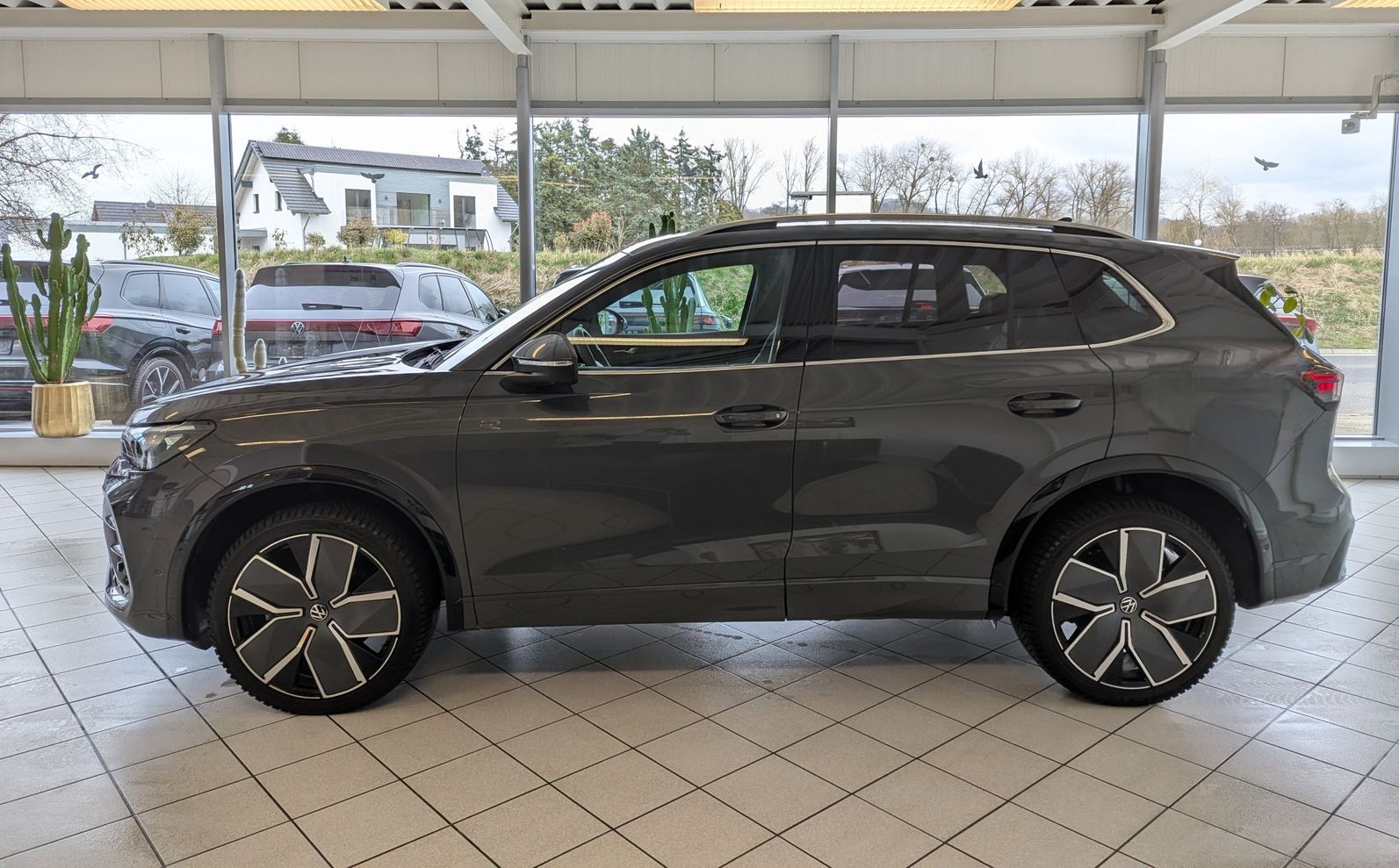 Volkswagen Tiguan 2.0TDI R-Line 4M Pano H/K AHK Matrix 20"  foto 4