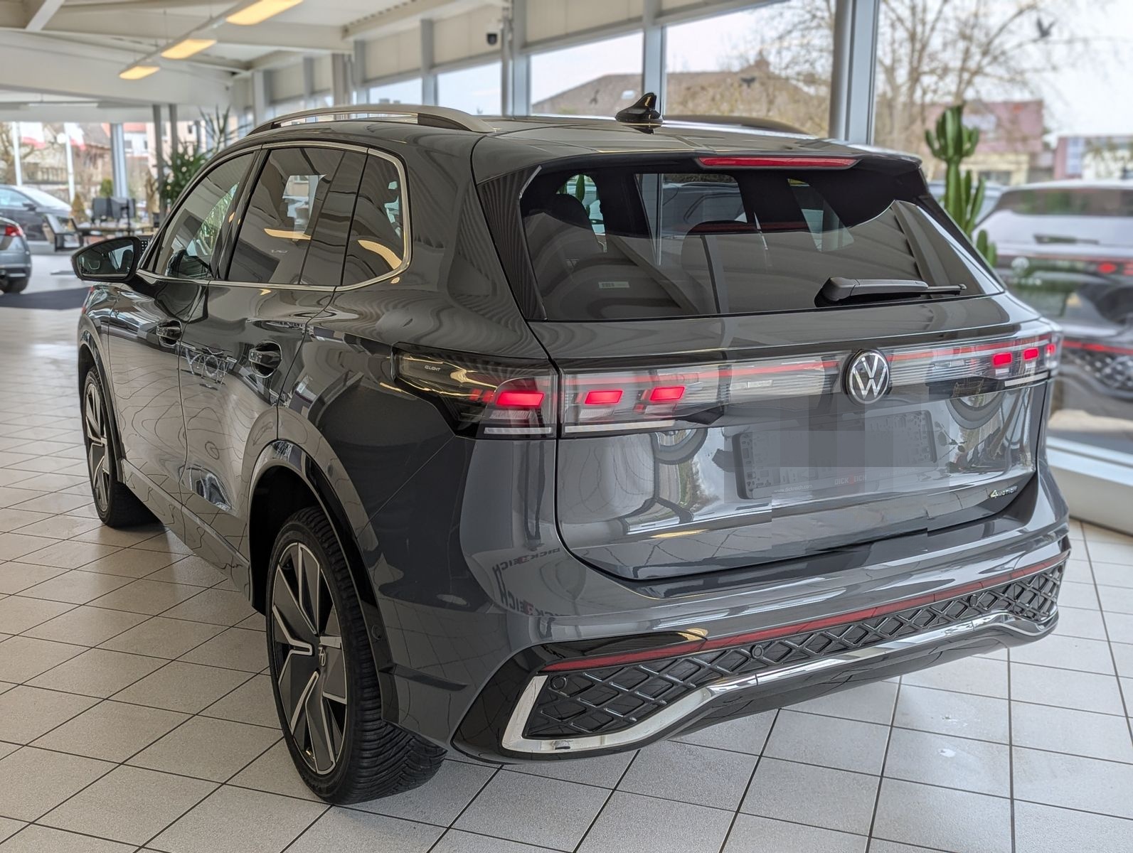 Volkswagen Tiguan 2.0TDI R-Line 4M Pano H/K AHK Matrix 20"  foto 5