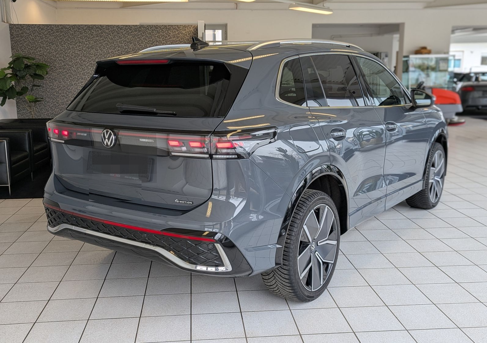 Volkswagen Tiguan 2.0TDI R-Line 4M Pano H/K AHK Matrix 20"  foto 7