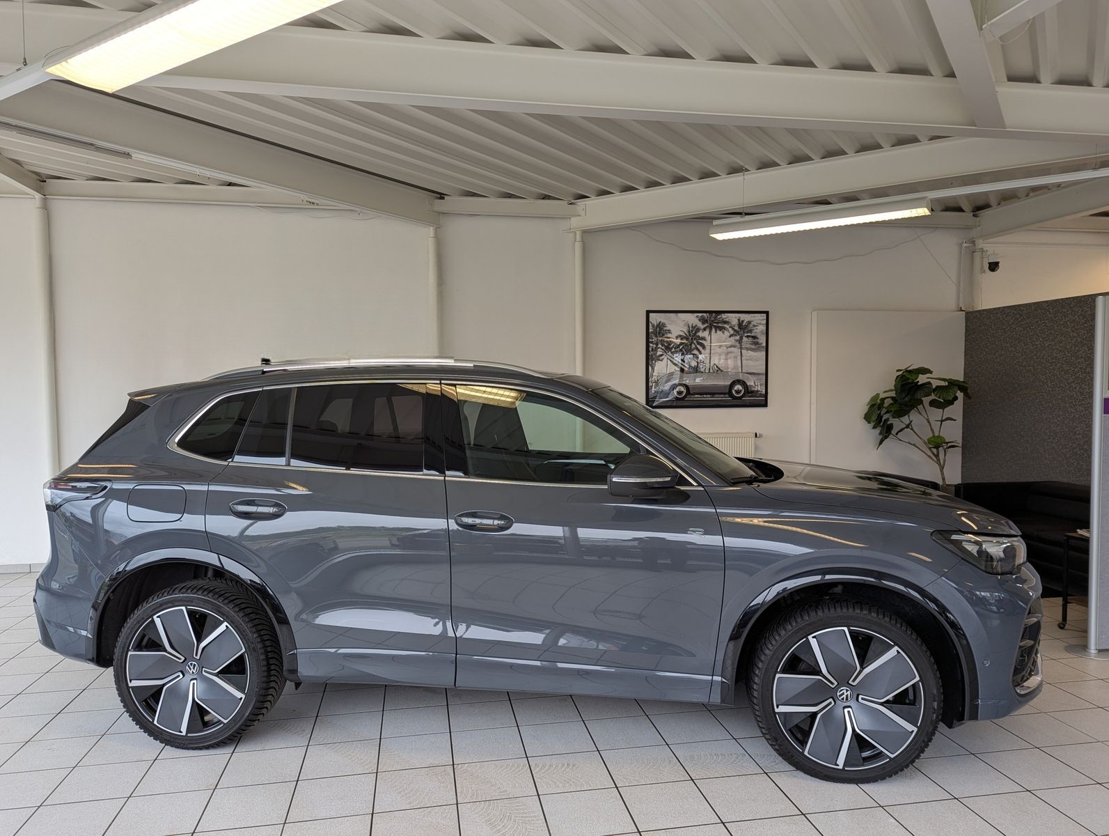 Volkswagen Tiguan 2.0TDI R-Line 4M Pano H/K AHK Matrix 20"  foto 8