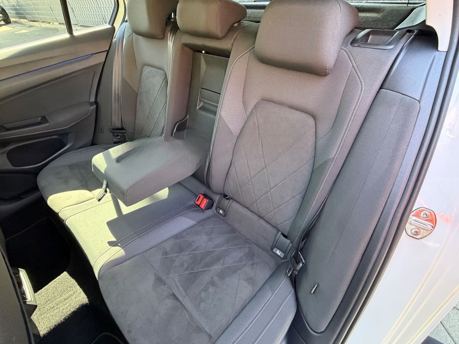 Volkswagen Golf VIII Lim. Style Matrix LED Standh. Alcantar foto 11